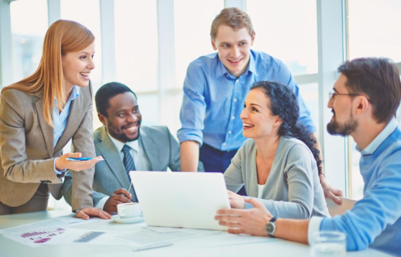 Graphiques financiers et analyse de marché représentant notre approche méthodique de l'investissement